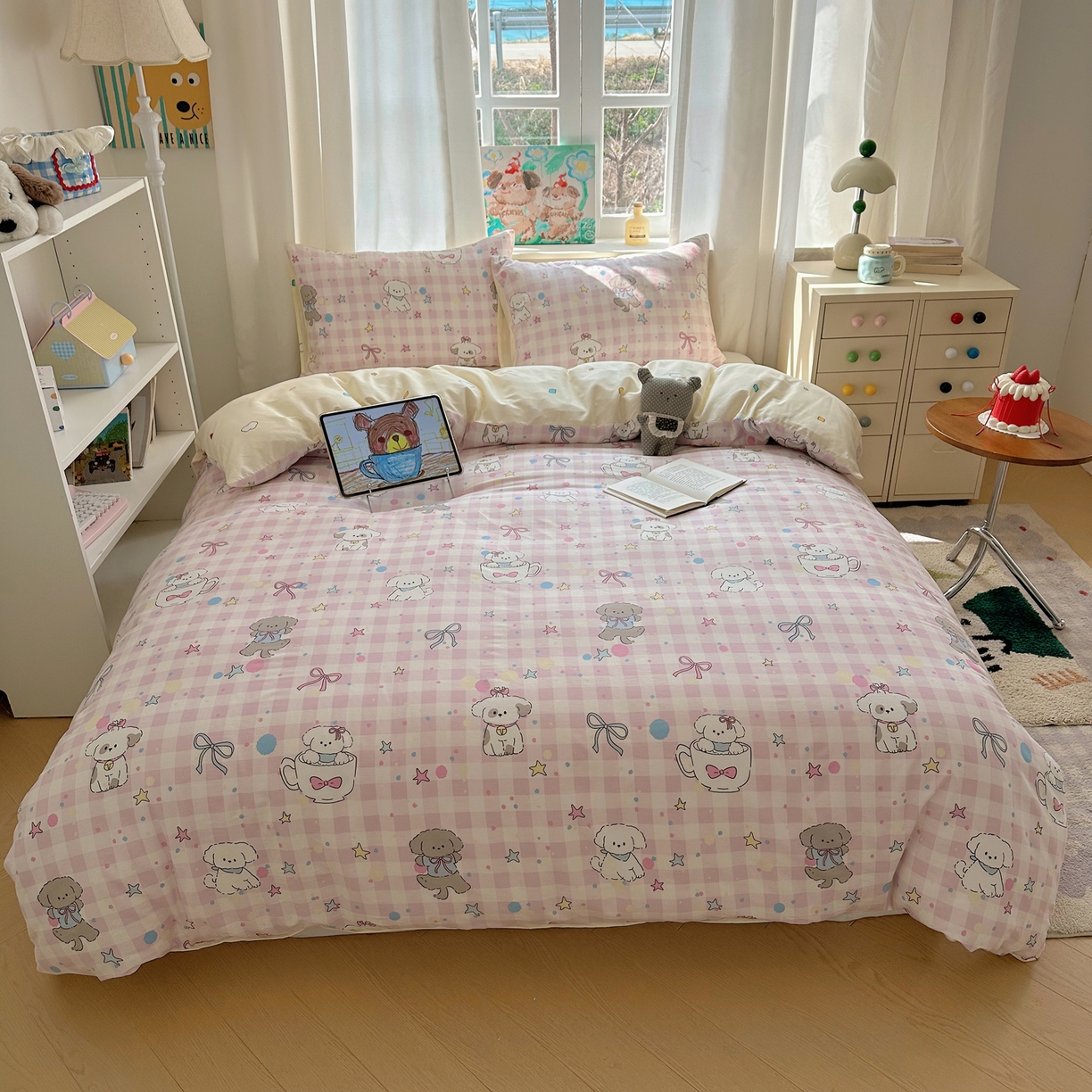 91家纺网 家纺一手货源 找家纺 六巷胡同 2026新款40支全棉13070INS卡通单品被套 粉格趣味犬