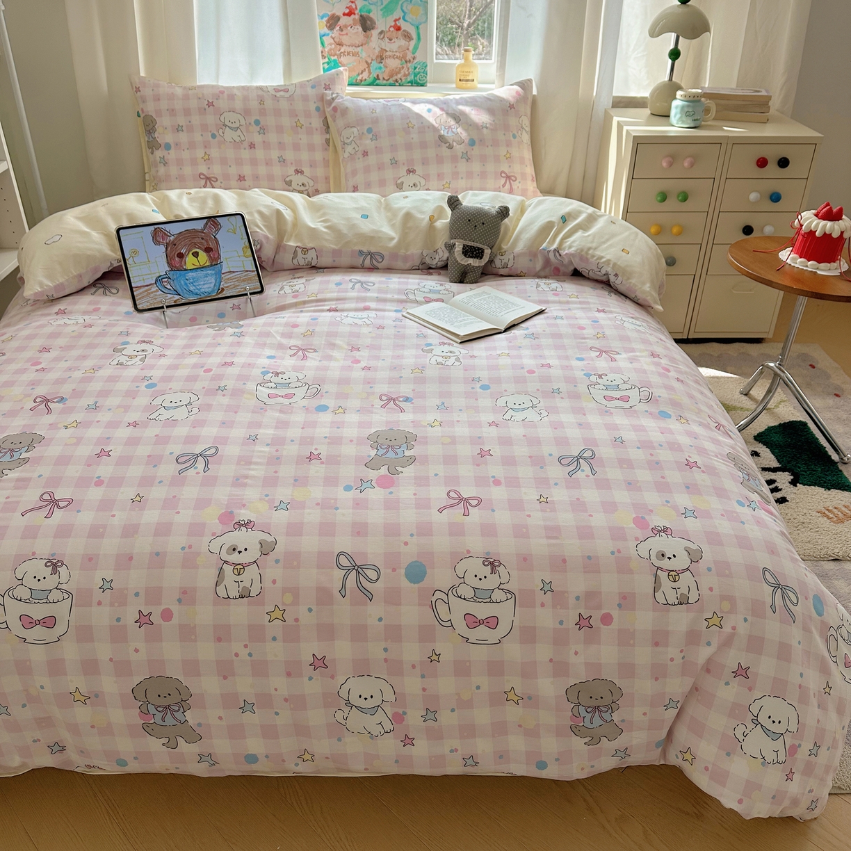 91家纺网 家纺一手货源 找家纺 六巷胡同 2026新款40支全棉13070INS卡通单品被套 粉格趣味犬