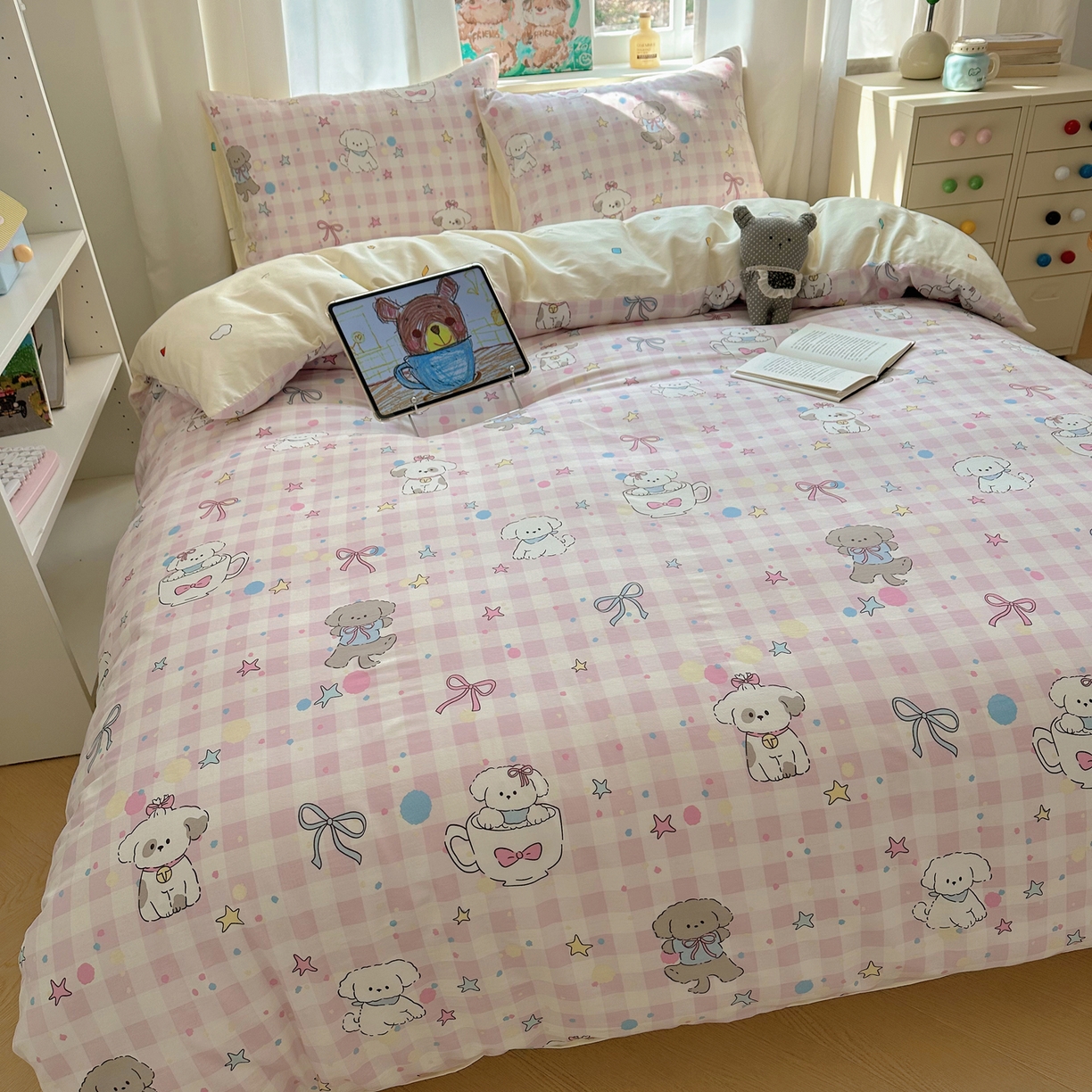 91家纺网 家纺一手货源 找家纺 六巷胡同 2026新款40支全棉13070INS卡通单品被套 粉格趣味犬