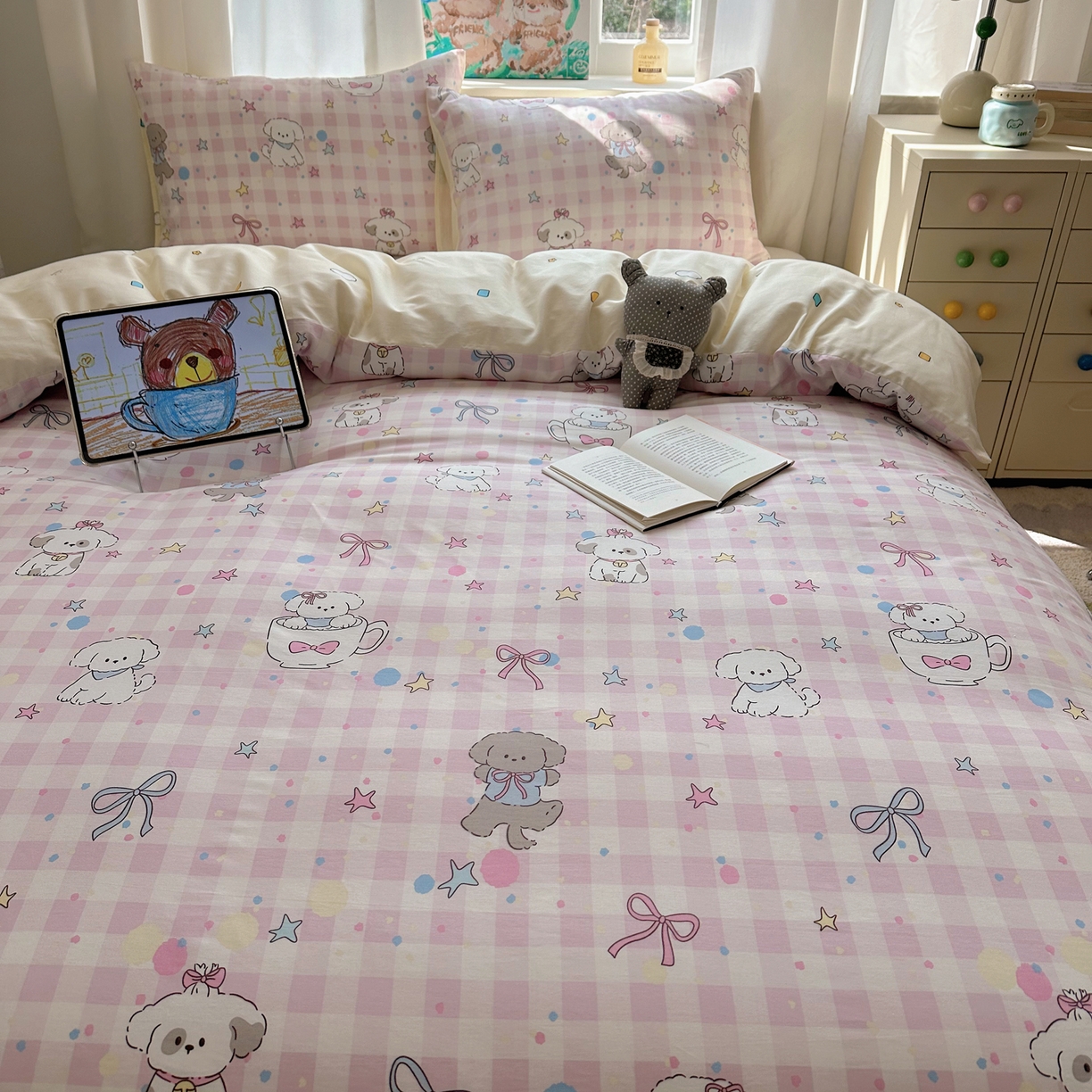 91家纺网 家纺一手货源 找家纺 六巷胡同 2026新款40支全棉13070INS卡通单品被套 粉格趣味犬