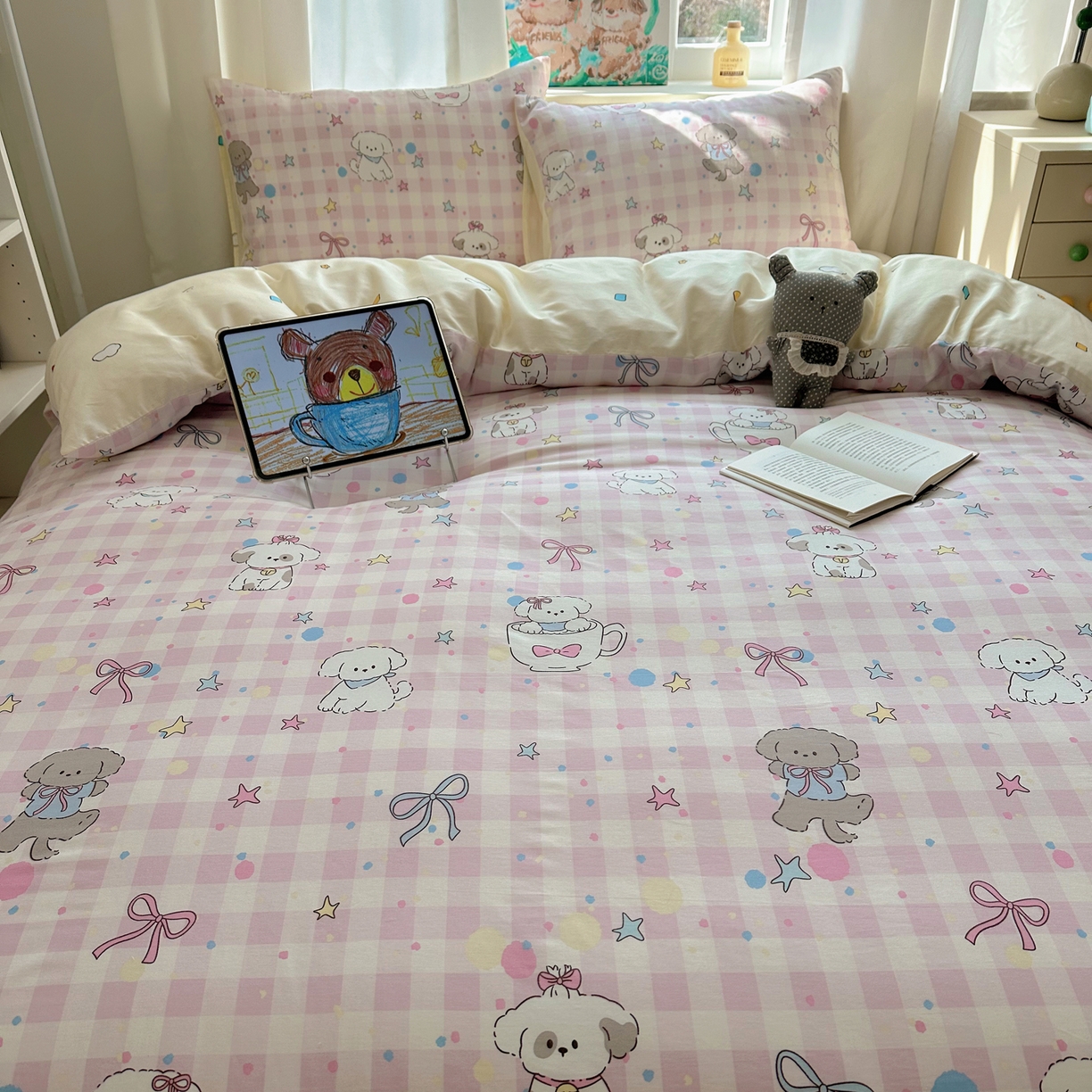 91家纺网 家纺一手货源 找家纺 六巷胡同 2026新款40支全棉13070INS卡通单品被套 粉格趣味犬