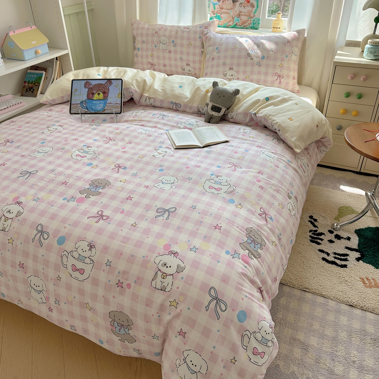 91家纺网 家纺一手货源 找家纺 六巷胡同 2026新款40支全棉13070INS卡通单品被套 粉格趣味犬