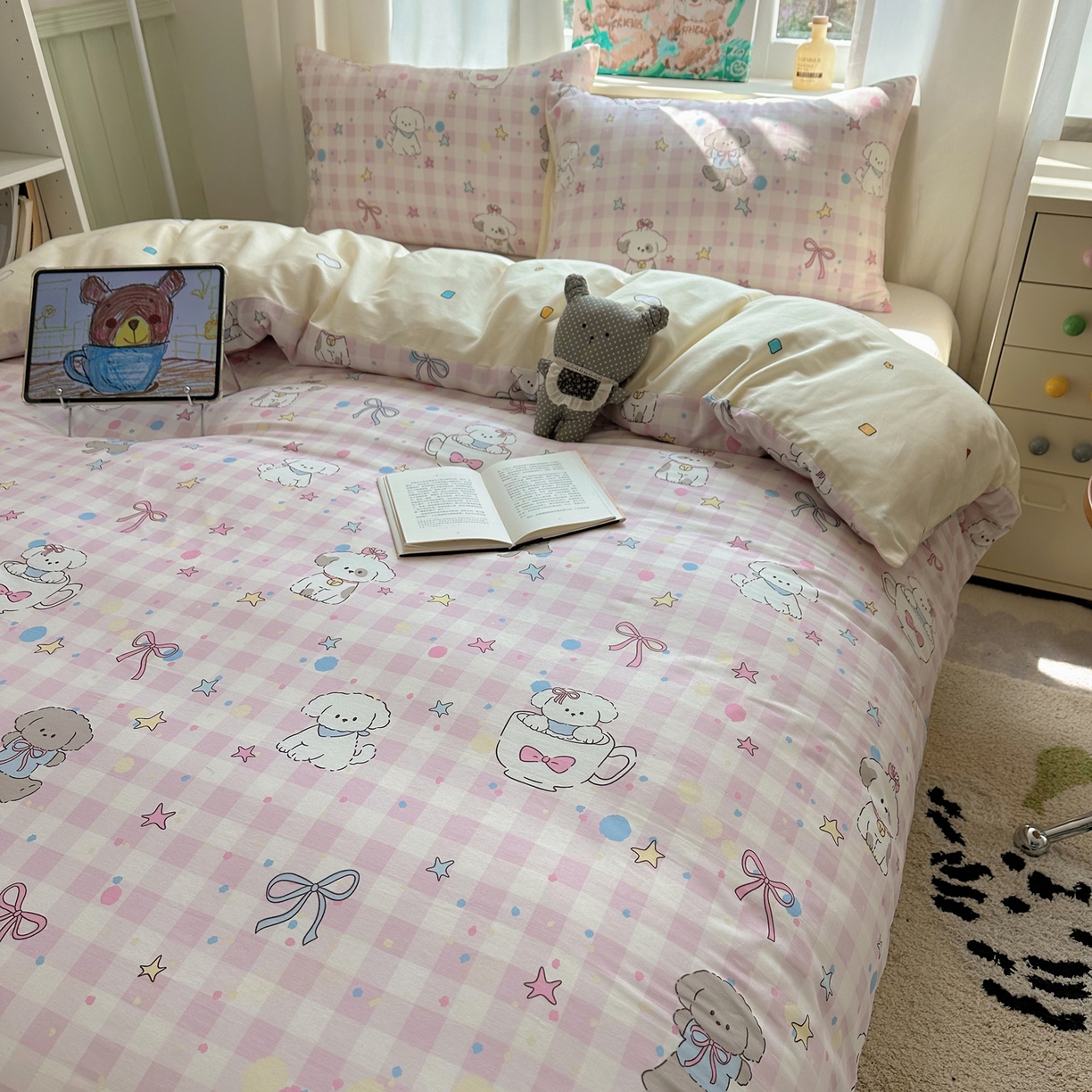 91家纺网 家纺一手货源 找家纺 六巷胡同 2026新款40支全棉13070INS卡通单品被套 粉格趣味犬