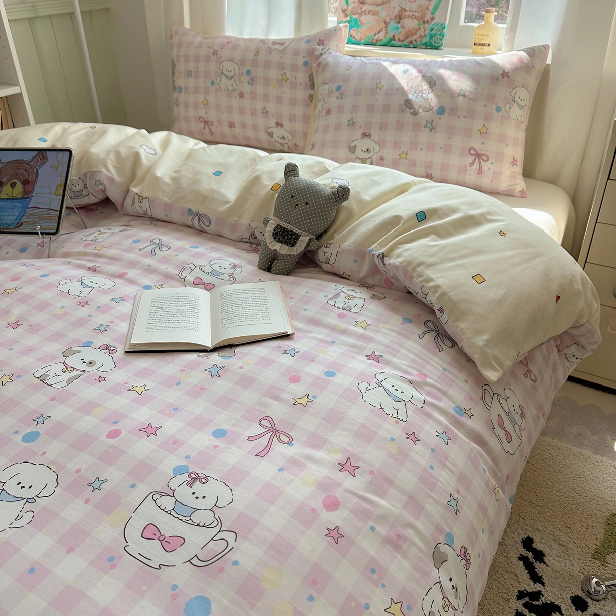 91家纺网 家纺一手货源 找家纺 六巷胡同 2026新款40支全棉13070INS卡通单品被套 粉格趣味犬