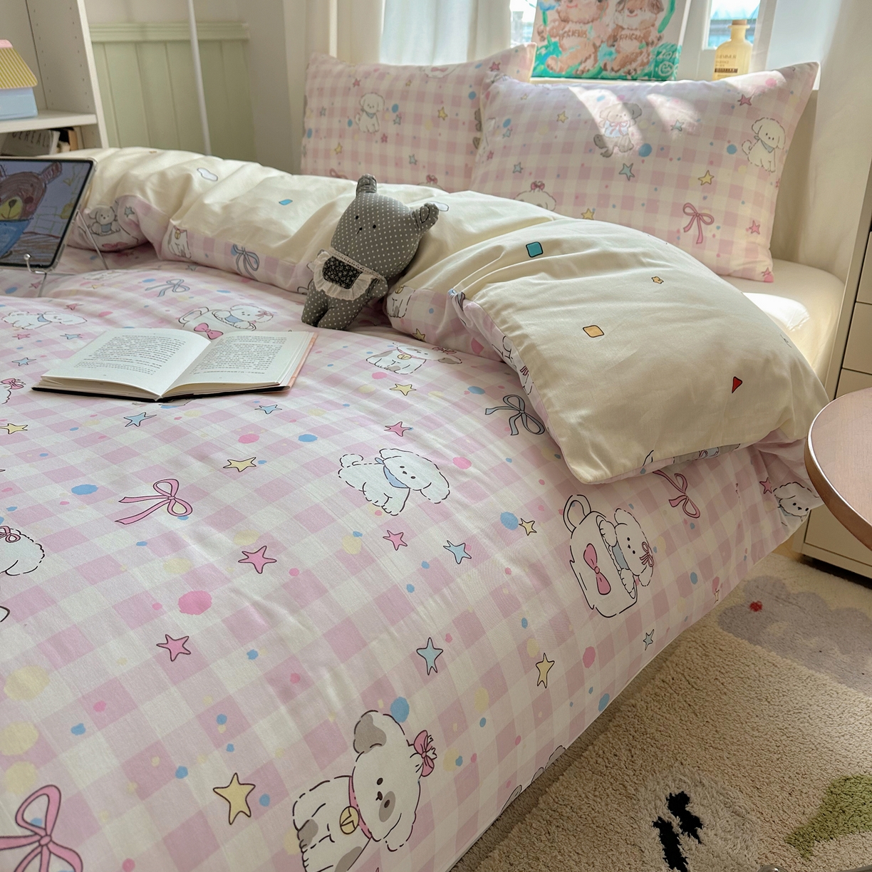 91家纺网 家纺一手货源 找家纺 六巷胡同 2026新款40支全棉13070INS卡通单品被套 粉格趣味犬