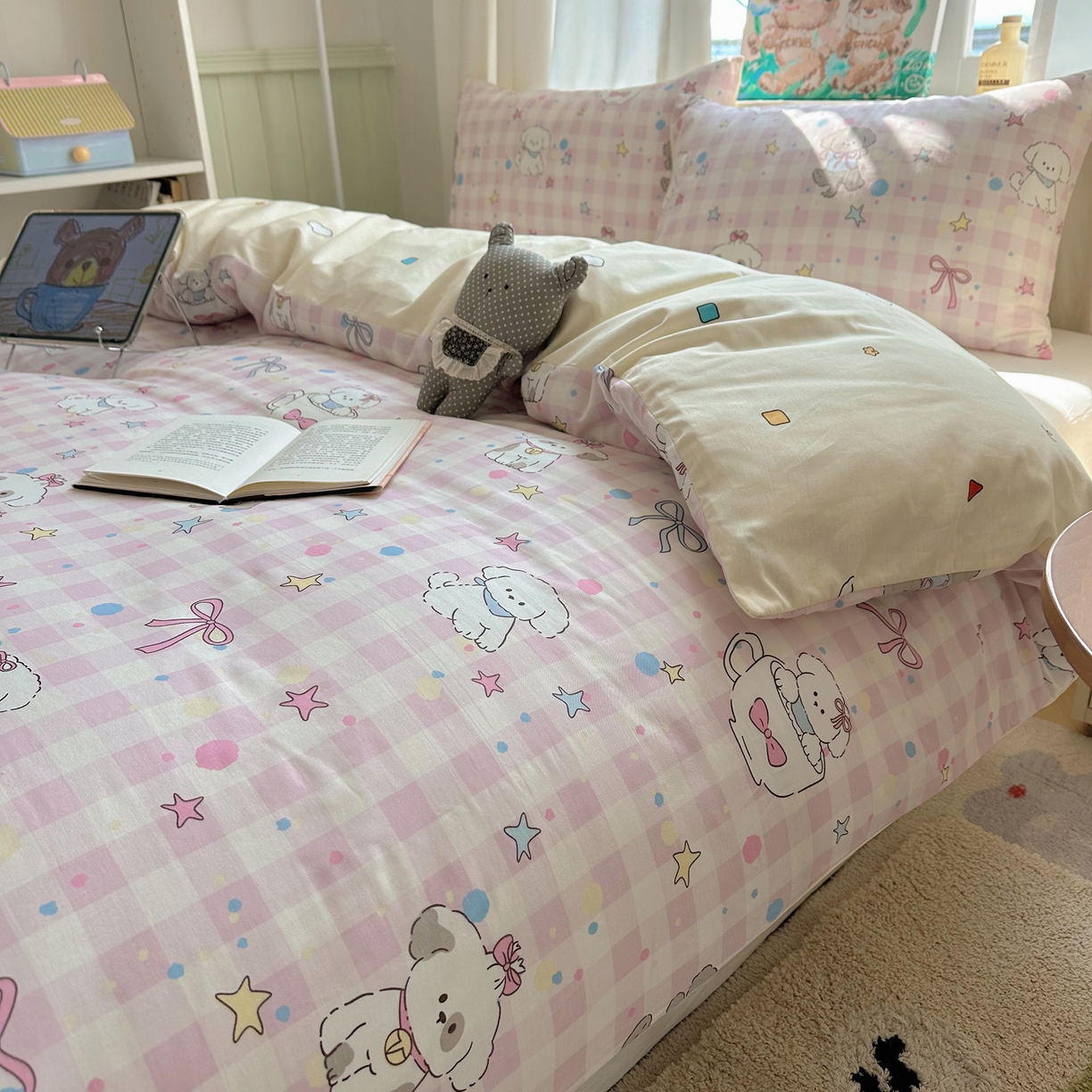 91家纺网 家纺一手货源 找家纺 六巷胡同 2026新款40支全棉13070INS卡通单品被套 粉格趣味犬