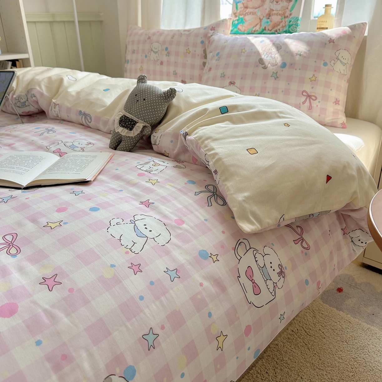 91家纺网 家纺一手货源 找家纺 六巷胡同 2026新款40支全棉13070INS卡通单品被套 粉格趣味犬