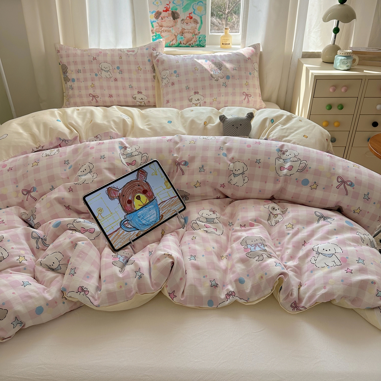 91家纺网 家纺一手货源 找家纺 六巷胡同 2026新款40支全棉13070INS卡通单品被套 粉格趣味犬