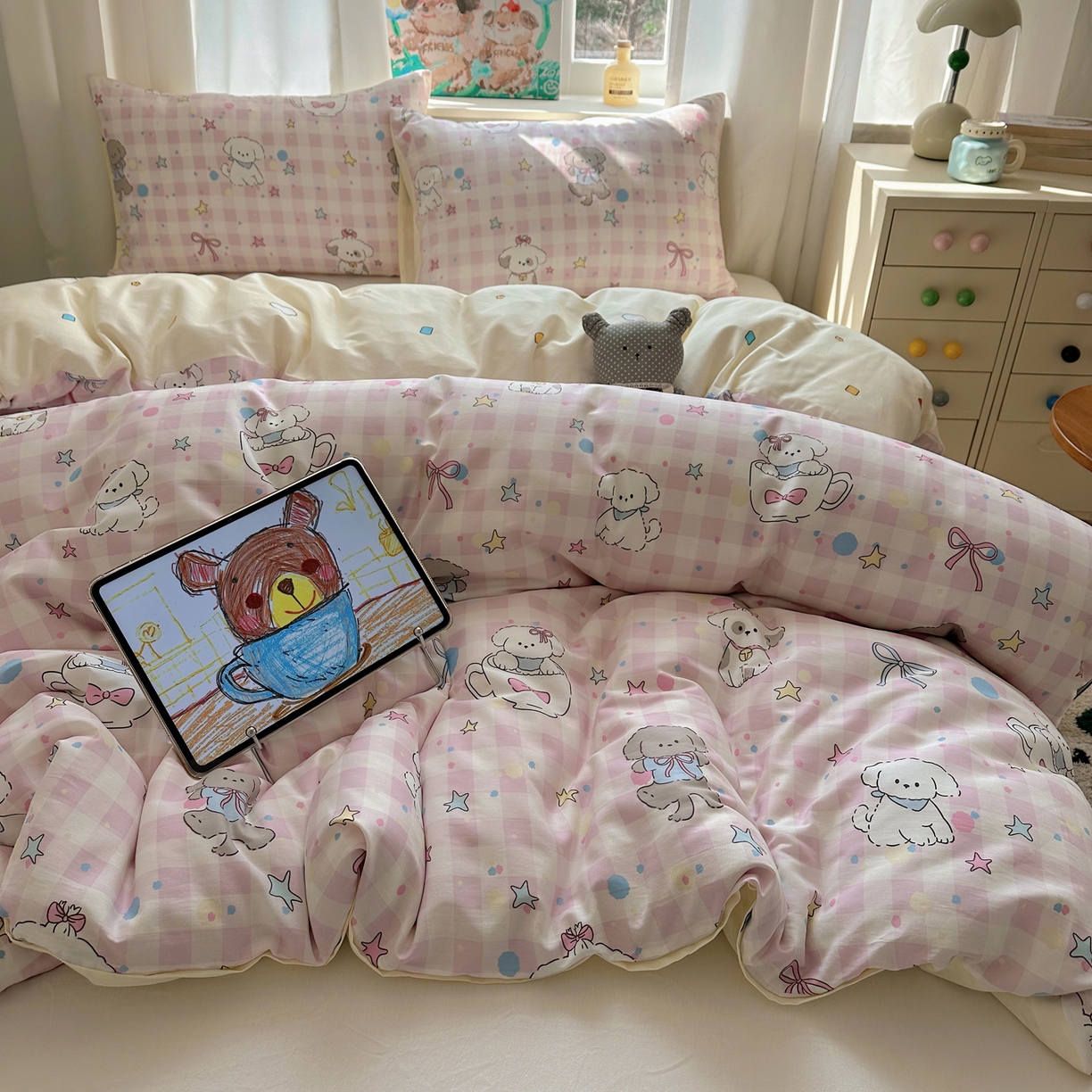 91家纺网 家纺一手货源 找家纺 六巷胡同 2026新款40支全棉13070INS卡通单品被套 粉格趣味犬