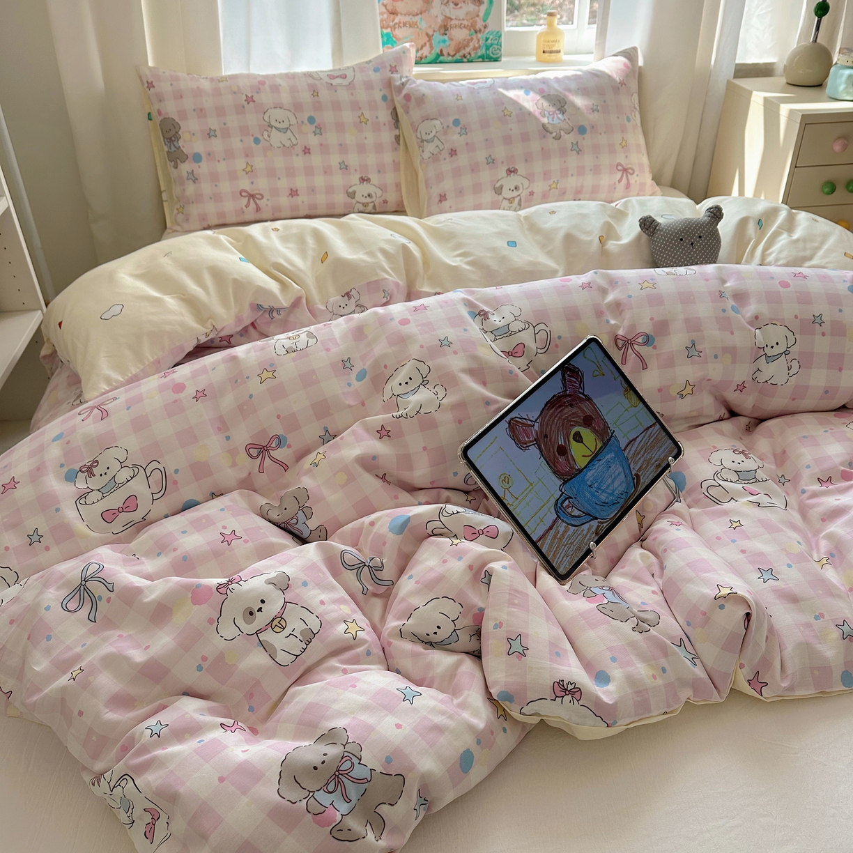 91家纺网 家纺一手货源 找家纺 六巷胡同 2026新款40支全棉13070INS卡通单品被套 粉格趣味犬