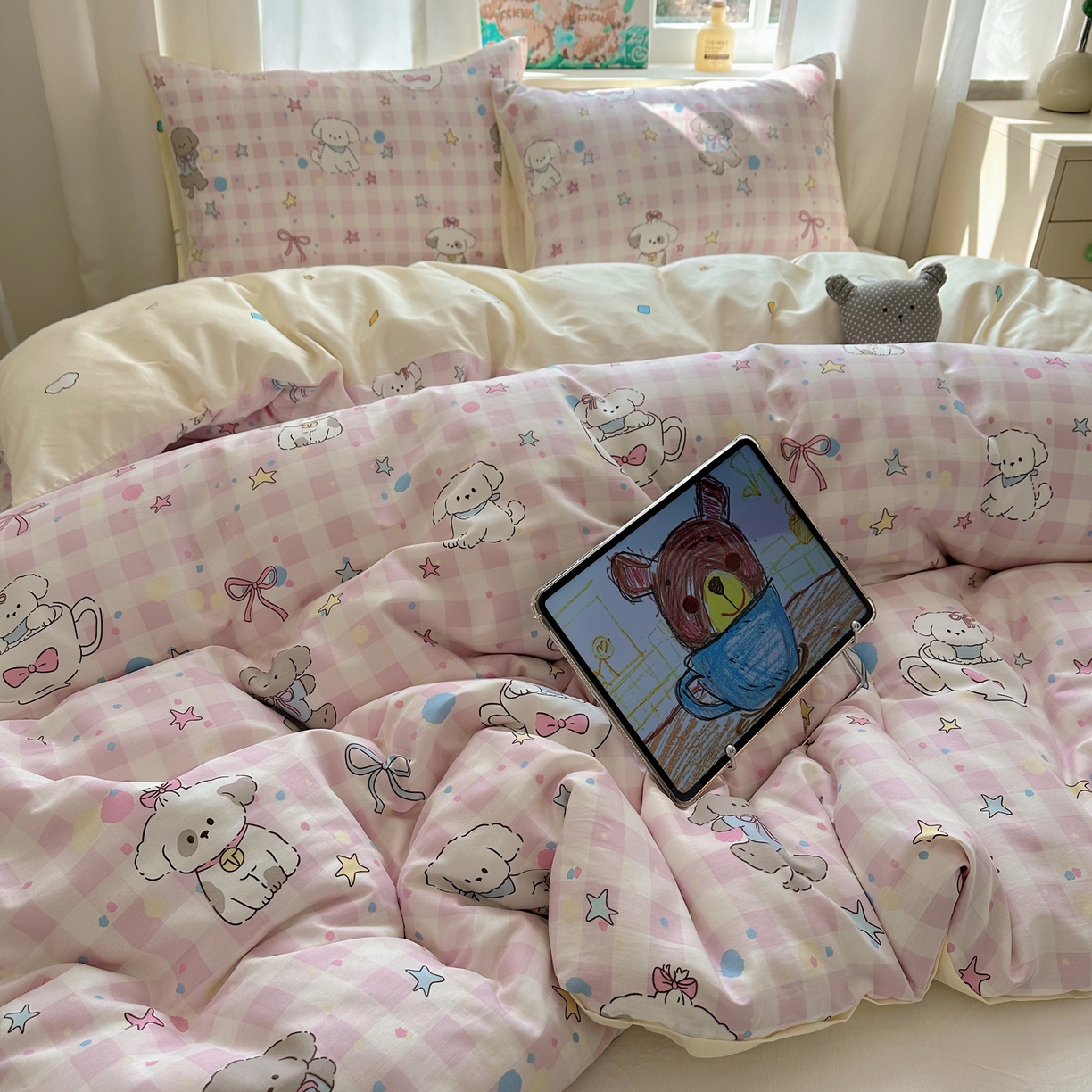 91家纺网 家纺一手货源 找家纺 六巷胡同 2026新款40支全棉13070INS卡通单品被套 粉格趣味犬