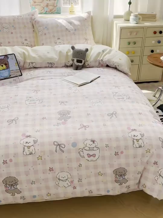 91家纺网 家纺一手货源 找家纺 六巷胡同 2026新款40支全棉13070INS卡通单品被套 粉格趣味犬