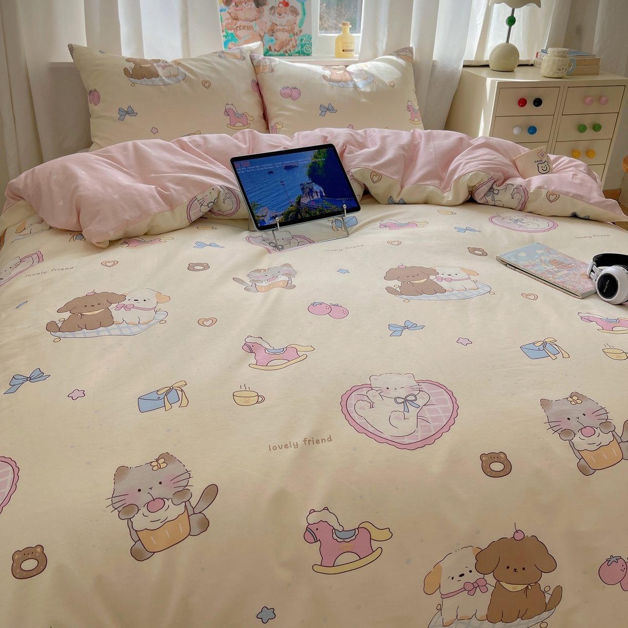 91家纺网 家纺一手货源 找家纺 六巷胡同 2026新款40支全棉13070INS卡通单品被套 狗狗轰趴记