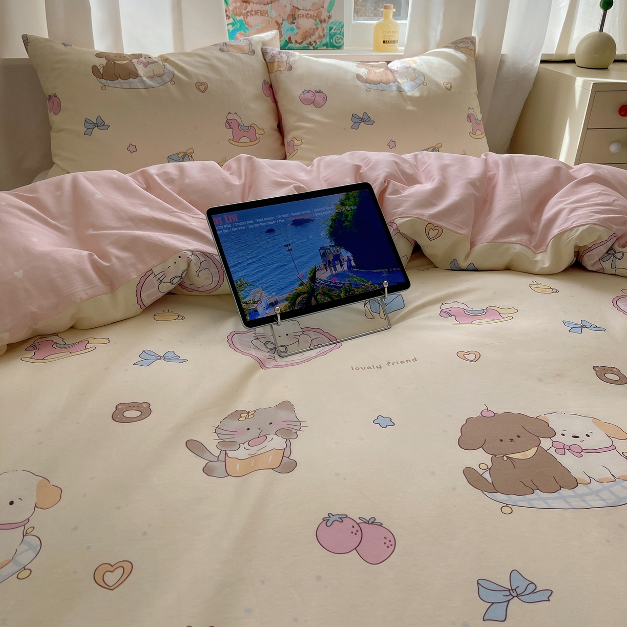 91家纺网 家纺一手货源 找家纺 六巷胡同 2026新款40支全棉13070INS卡通单品被套 狗狗轰趴记