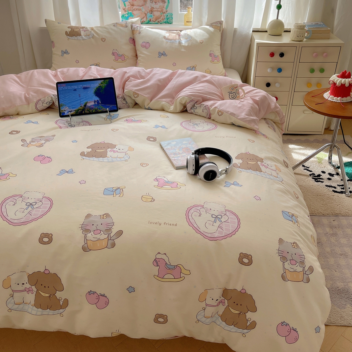 91家纺网 家纺一手货源 找家纺 六巷胡同 2026新款40支全棉13070INS卡通单品被套 狗狗轰趴记