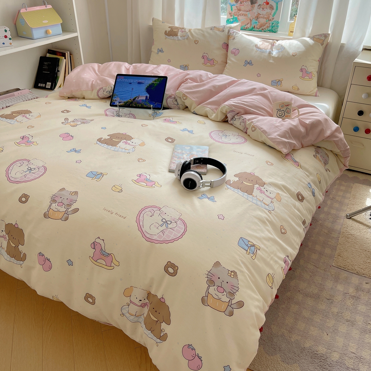 91家纺网 家纺一手货源 找家纺 六巷胡同 2026新款40支全棉13070INS卡通单品被套 狗狗轰趴记