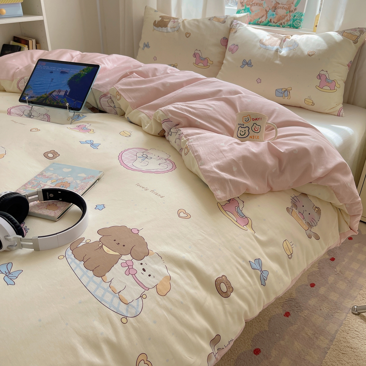 91家纺网 家纺一手货源 找家纺 六巷胡同 2026新款40支全棉13070INS卡通单品被套 狗狗轰趴记