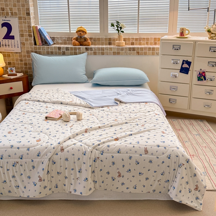 91家纺网 家纺一手货源 找家纺 鑫琪莱家纺 2026新款印花冰皮软心凉凉被夏被 蓝叶小兔-蓝