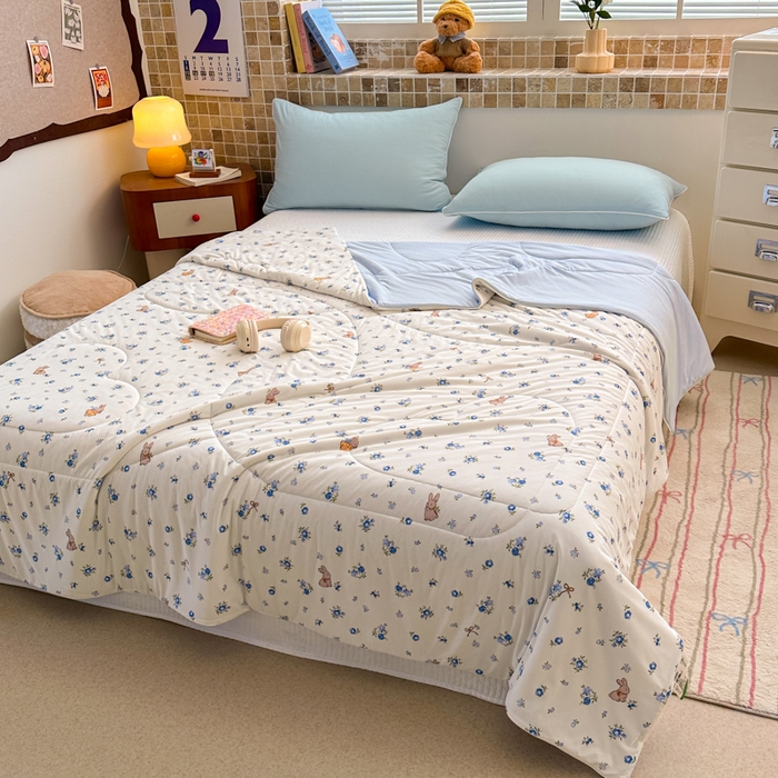 91家纺网 家纺一手货源 找家纺 鑫琪莱家纺 2026新款印花冰皮软心凉凉被夏被 蓝叶小兔-蓝