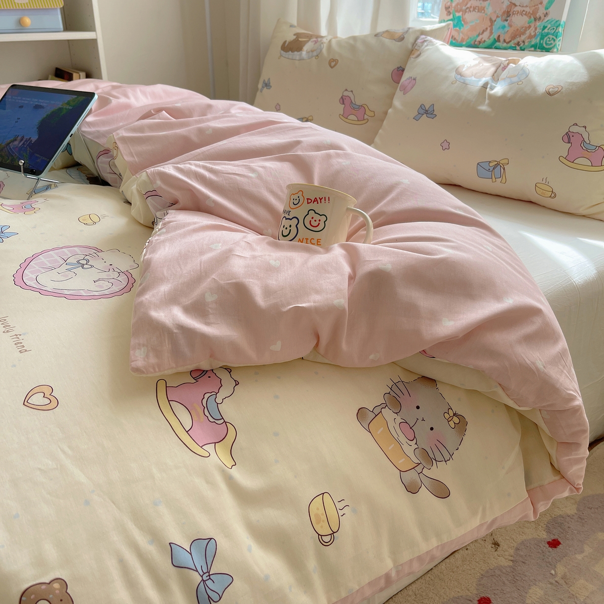 91家纺网 家纺一手货源 找家纺 六巷胡同 2026新款40支全棉13070INS卡通单品被套 狗狗轰趴记