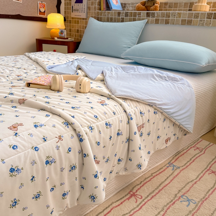 91家纺网 家纺一手货源 找家纺 鑫琪莱家纺 2026新款印花冰皮软心凉凉被夏被 蓝叶小兔-蓝
