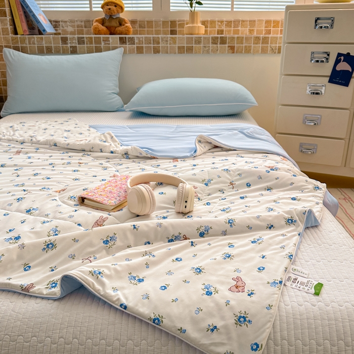 91家纺网 家纺一手货源 找家纺 鑫琪莱家纺 2026新款印花冰皮软心凉凉被夏被 蓝叶小兔-蓝