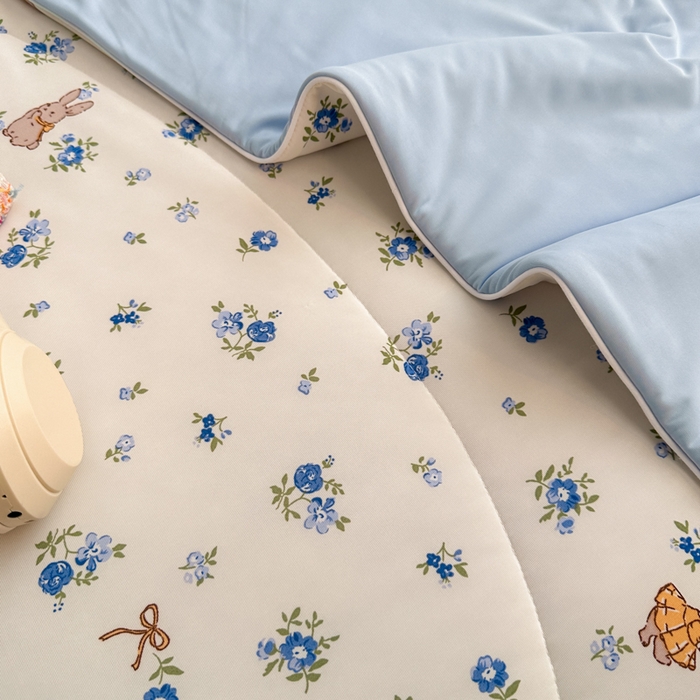 91家纺网 家纺一手货源 找家纺 鑫琪莱家纺 2026新款印花冰皮软心凉凉被夏被 蓝叶小兔-蓝