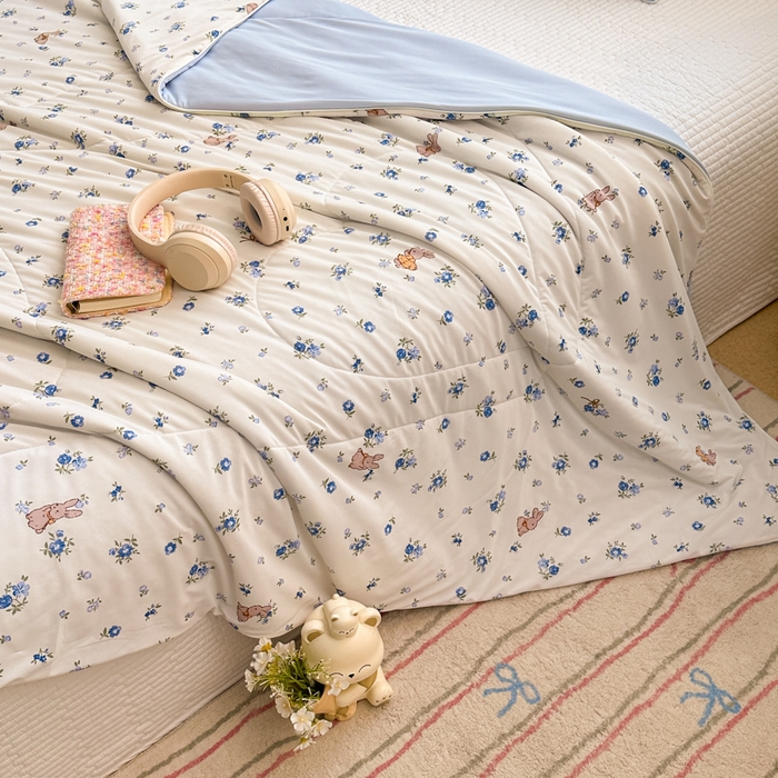 91家纺网 家纺一手货源 找家纺 鑫琪莱家纺 2026新款印花冰皮软心凉凉被夏被 蓝叶小兔-蓝