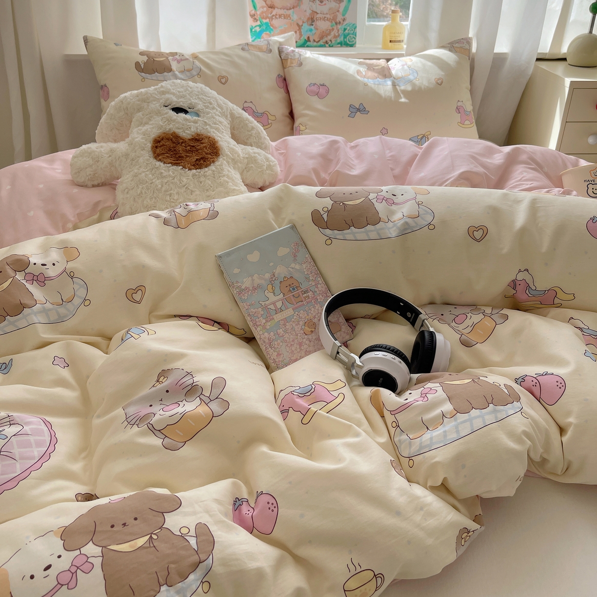 91家纺网 家纺一手货源 找家纺 六巷胡同 2026新款40支全棉13070INS卡通单品被套 狗狗轰趴记