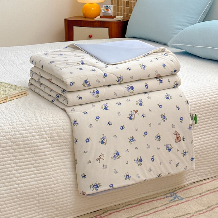 91家纺网 家纺一手货源 找家纺 鑫琪莱家纺 2026新款印花冰皮软心凉凉被夏被 蓝叶小兔-蓝