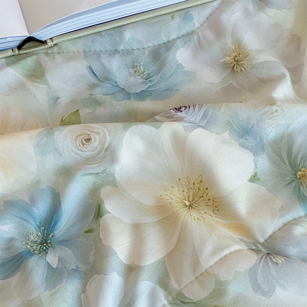 91家纺网 家纺一手货源 找家纺 傲蕾良品 2026新款【冷凝一号】高定锦氨针织蚕丝冰皮被 绿野仙踪