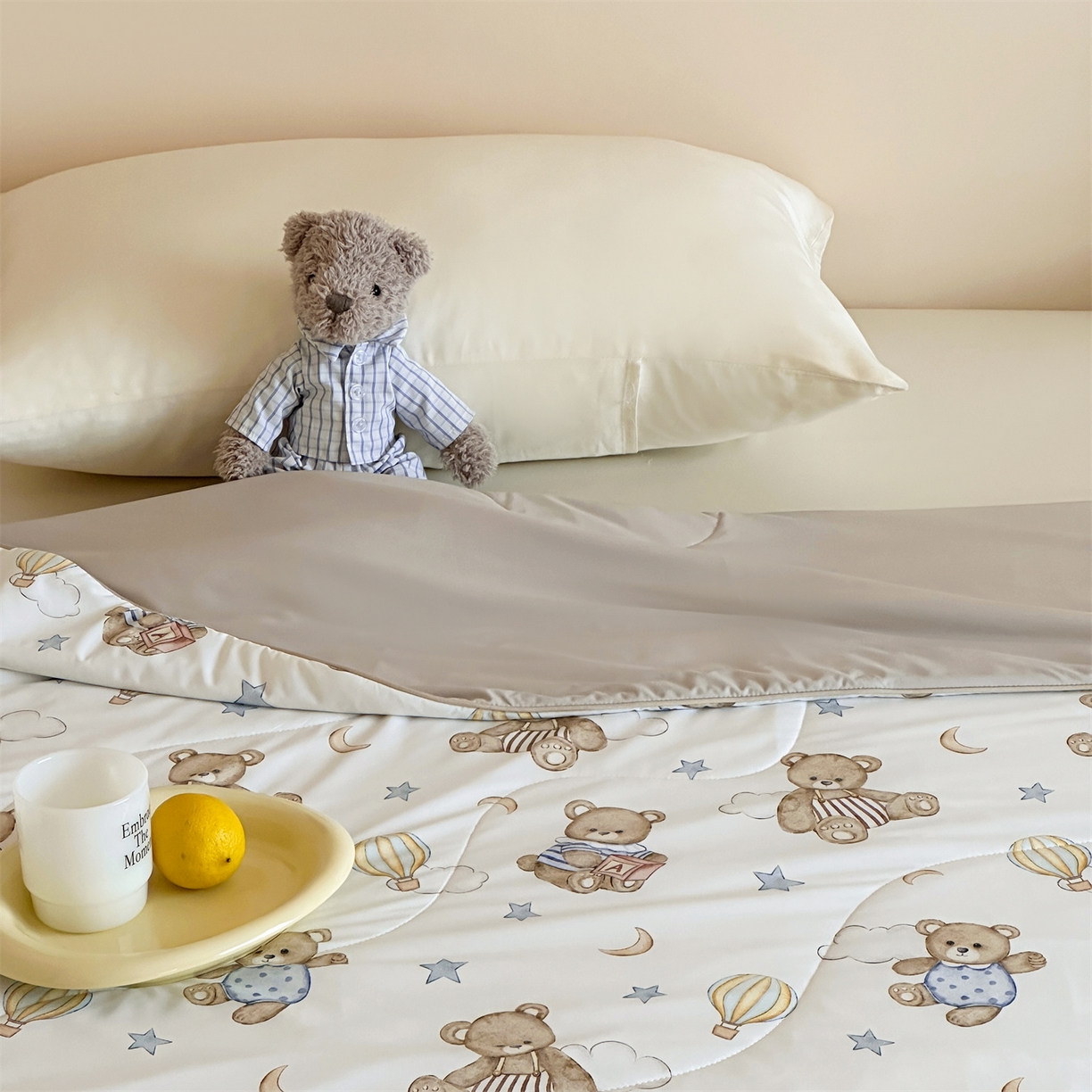 91家纺网 家纺一手货源 找家纺 傲蕾良品 2026新款【冷凝一号】高定锦氨针织蚕丝冰皮被 晚安小熊