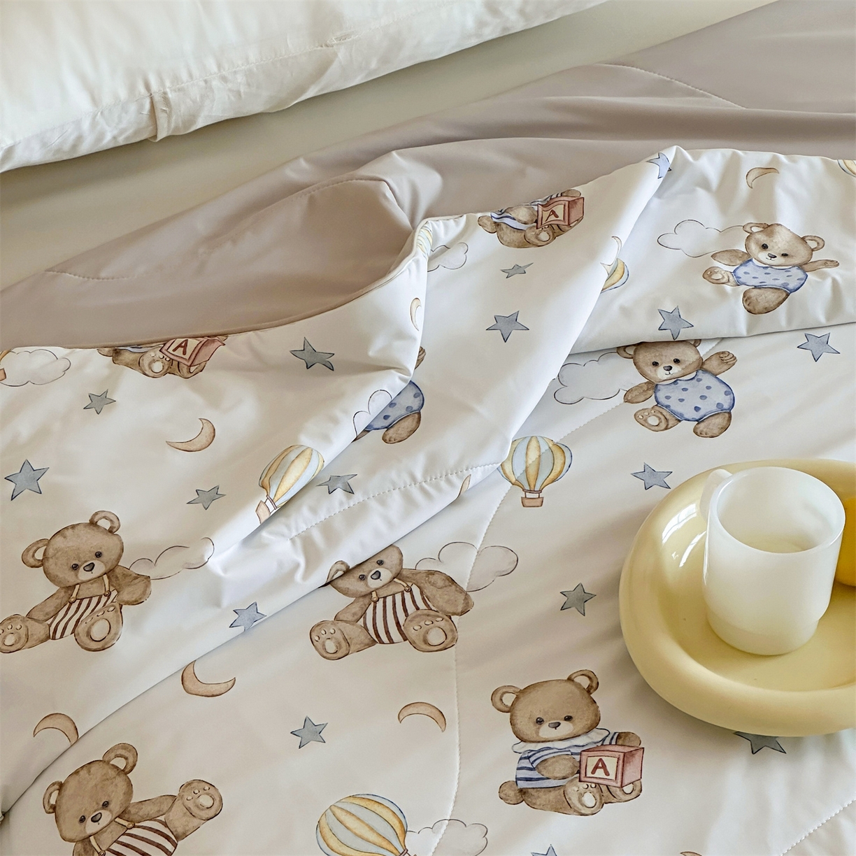 91家纺网 家纺一手货源 找家纺 傲蕾良品 2026新款【冷凝一号】高定锦氨针织蚕丝冰皮被 晚安小熊