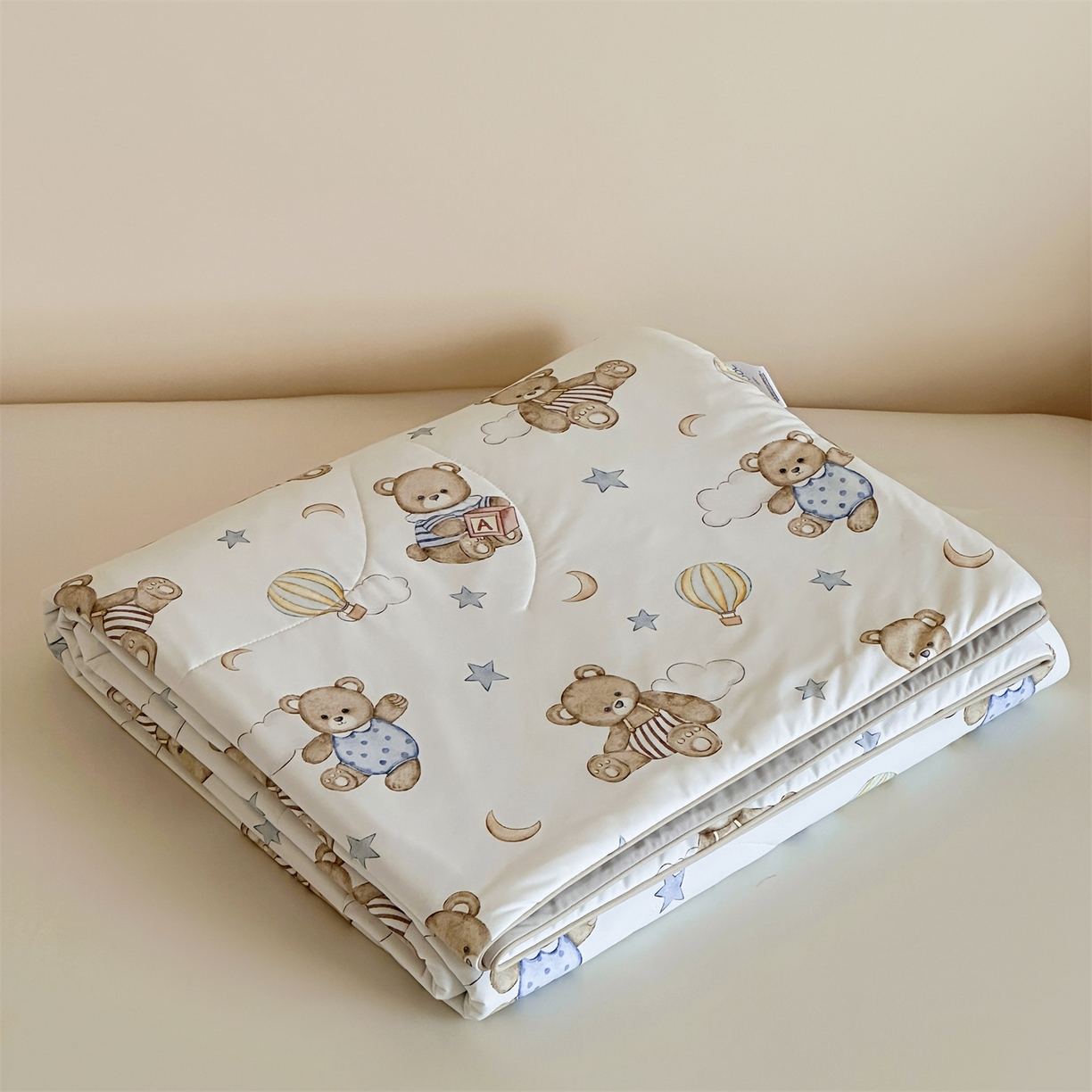 91家纺网 家纺一手货源 找家纺 傲蕾良品 2026新款【冷凝一号】高定锦氨针织蚕丝冰皮被 晚安小熊