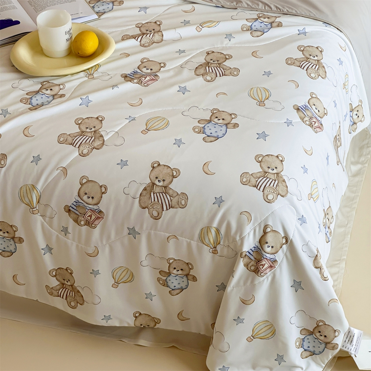 91家纺网 家纺一手货源 找家纺 傲蕾良品 2026新款【冷凝一号】高定锦氨针织蚕丝冰皮被 晚安小熊