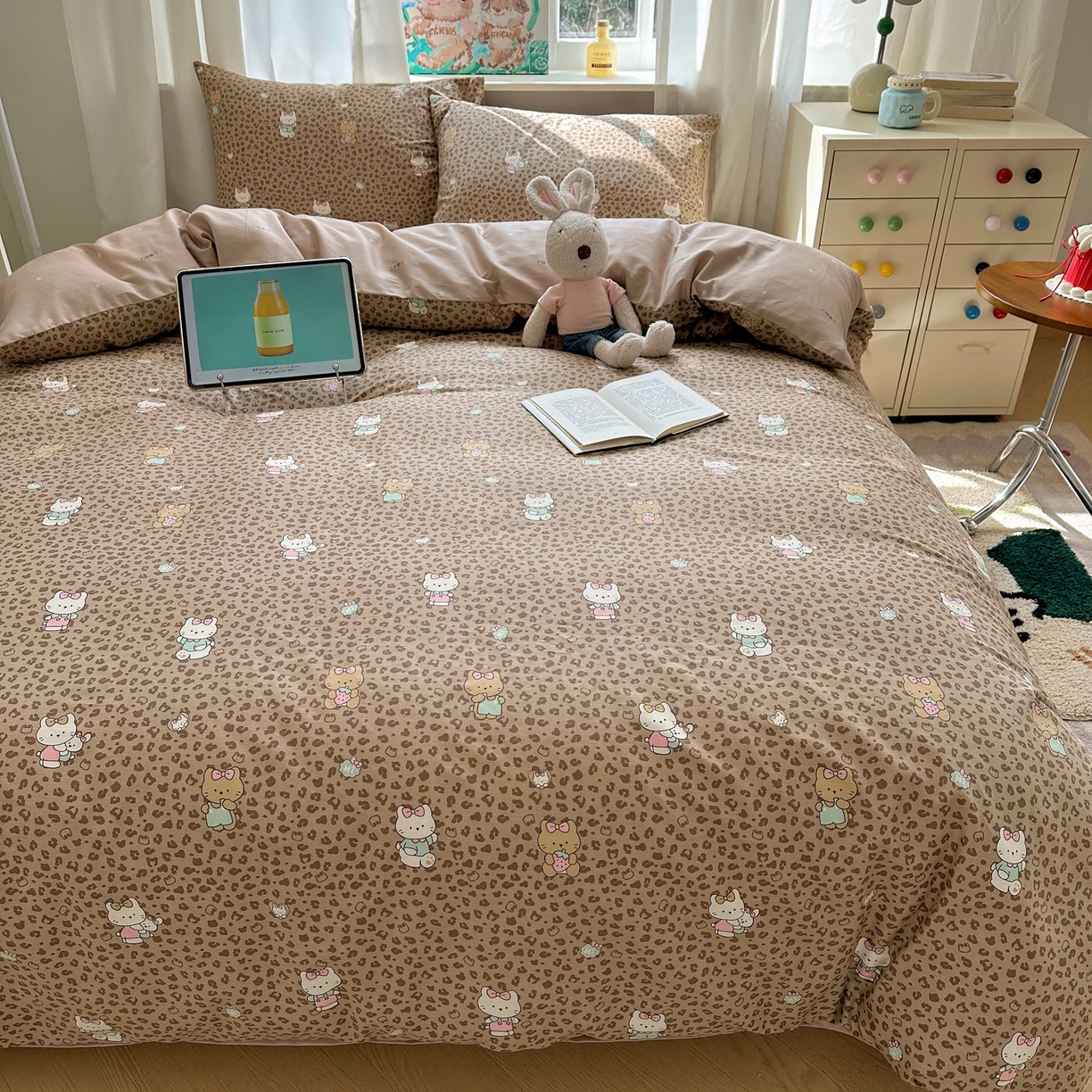 91家纺网 家纺一手货源 找家纺 六巷胡同 2026新款40支全棉13070INS卡通单品被套 咖豹纹喵喵