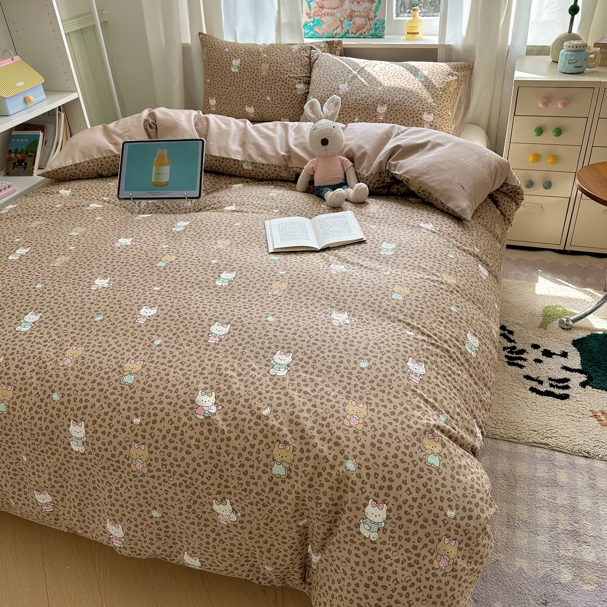 91家纺网 家纺一手货源 找家纺 六巷胡同 2026新款40支全棉13070INS卡通单品被套 咖豹纹喵喵