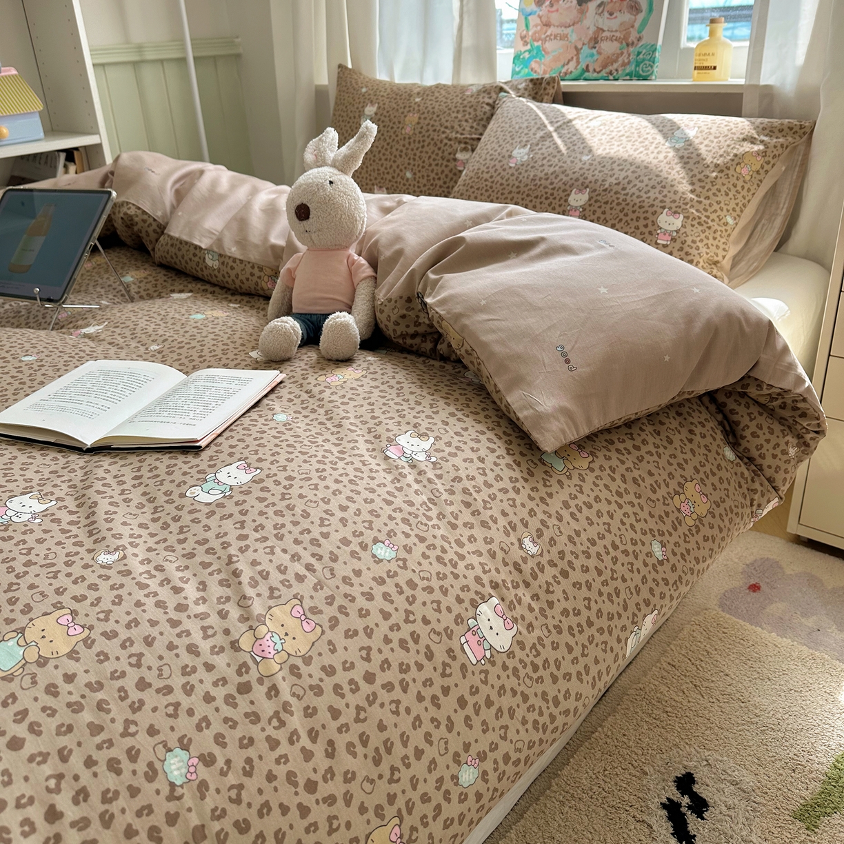 91家纺网 家纺一手货源 找家纺 六巷胡同 2026新款40支全棉13070INS卡通单品被套 咖豹纹喵喵