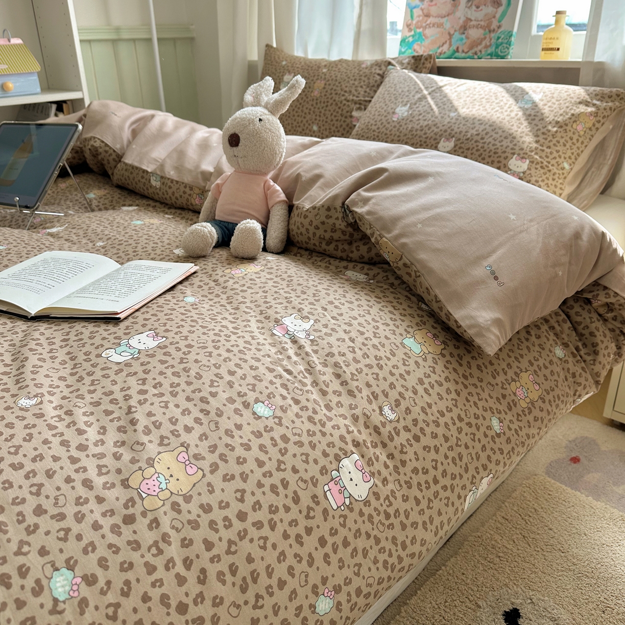 91家纺网 家纺一手货源 找家纺 六巷胡同 2026新款40支全棉13070INS卡通单品被套 咖豹纹喵喵