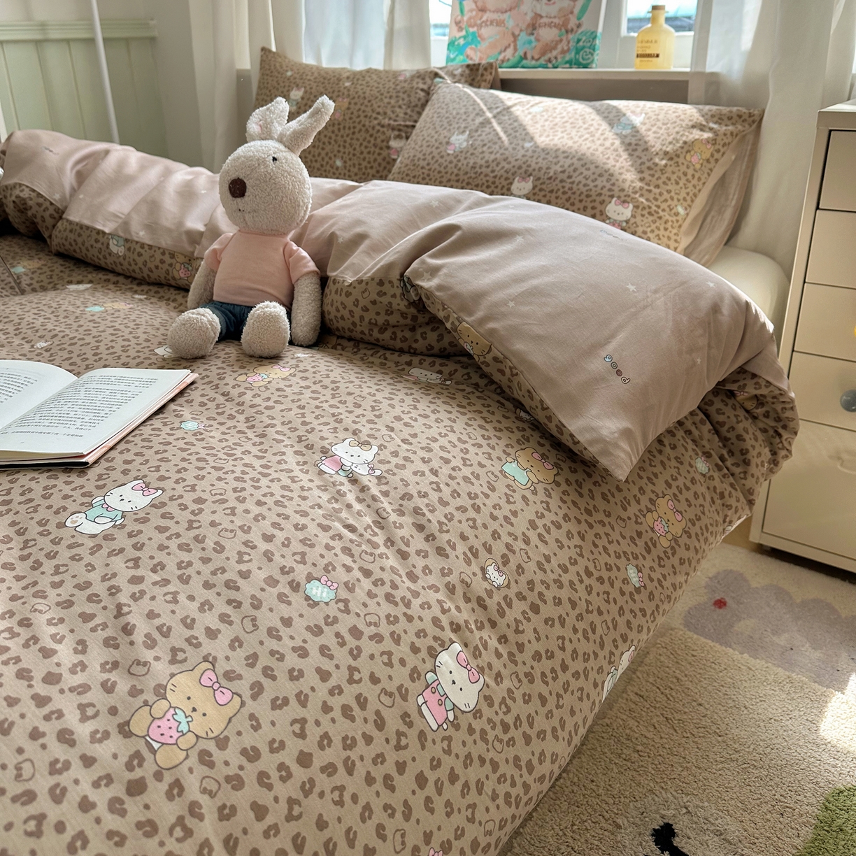 91家纺网 家纺一手货源 找家纺 六巷胡同 2026新款40支全棉13070INS卡通单品被套 咖豹纹喵喵