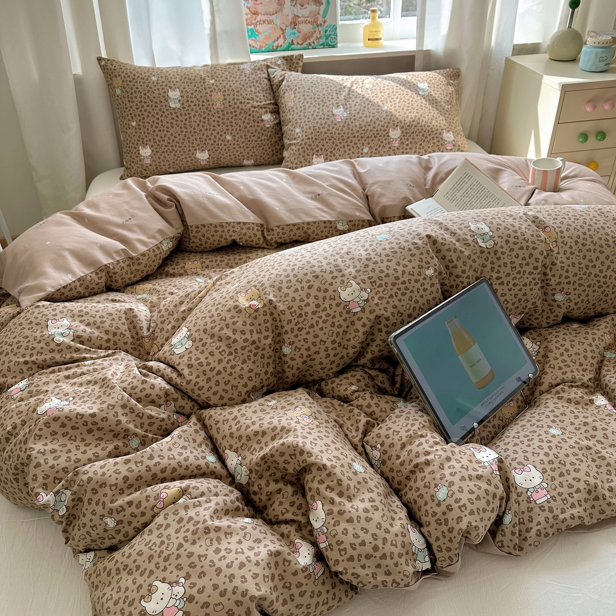 91家纺网 家纺一手货源 找家纺 六巷胡同 2026新款40支全棉13070INS卡通单品被套 咖豹纹喵喵