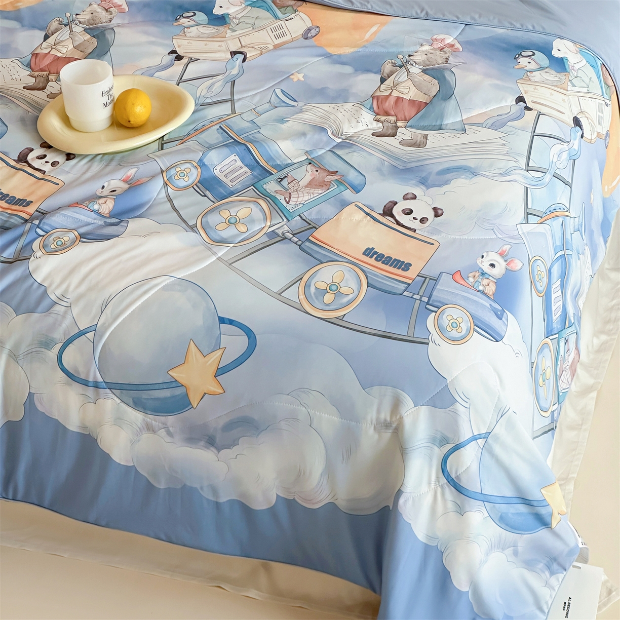 91家纺网 家纺一手货源 找家纺 傲蕾良品 2026新款【冷凝一号】高定锦氨针织蚕丝冰皮被 云端火车