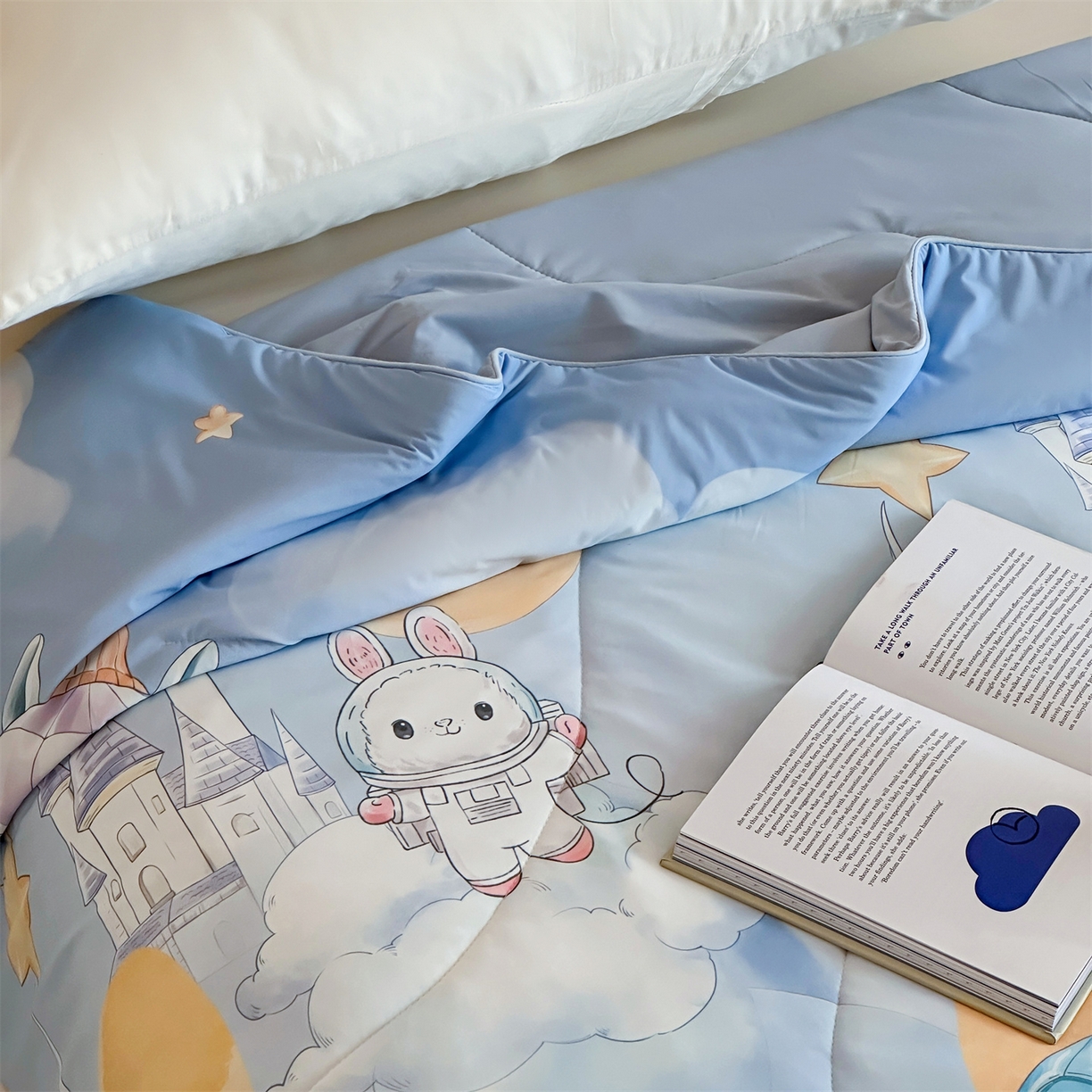 91家纺网 家纺一手货源 找家纺 傲蕾良品 2026新款【冷凝一号】高定锦氨针织蚕丝冰皮被 云端火车