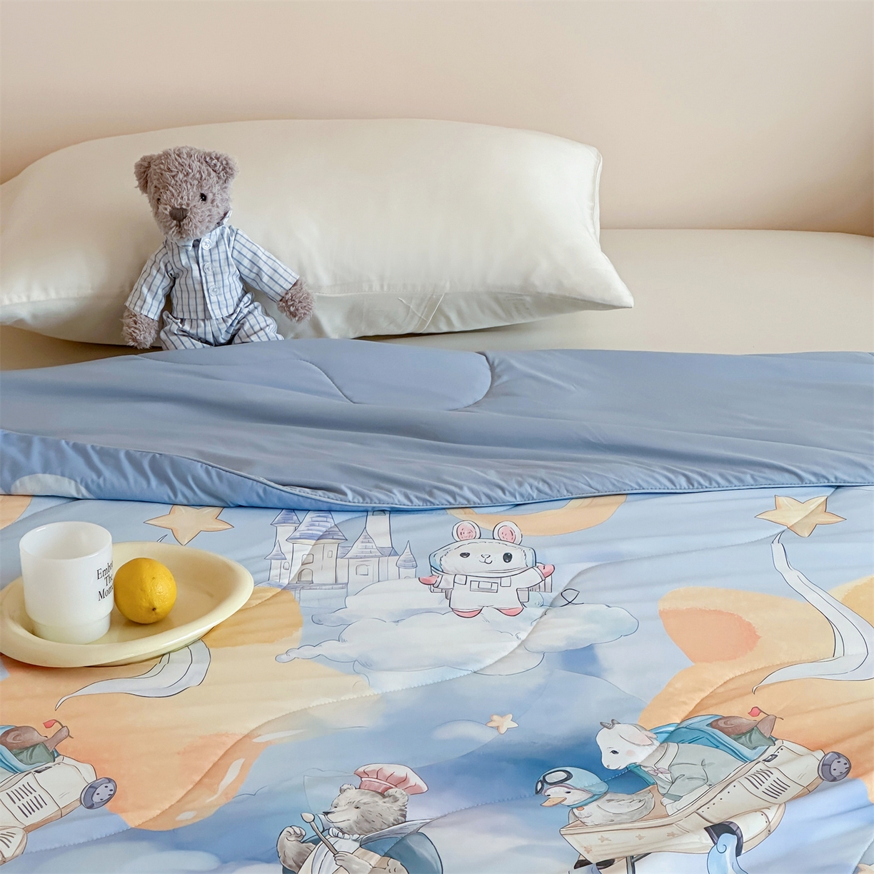 91家纺网 家纺一手货源 找家纺 傲蕾良品 2026新款【冷凝一号】高定锦氨针织蚕丝冰皮被 云端火车