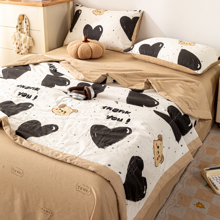 91家纺网 家纺一手货源 找家纺 红日子纺织品 2026新款全棉印花夏被夏凉被空调被 萌心熊宝