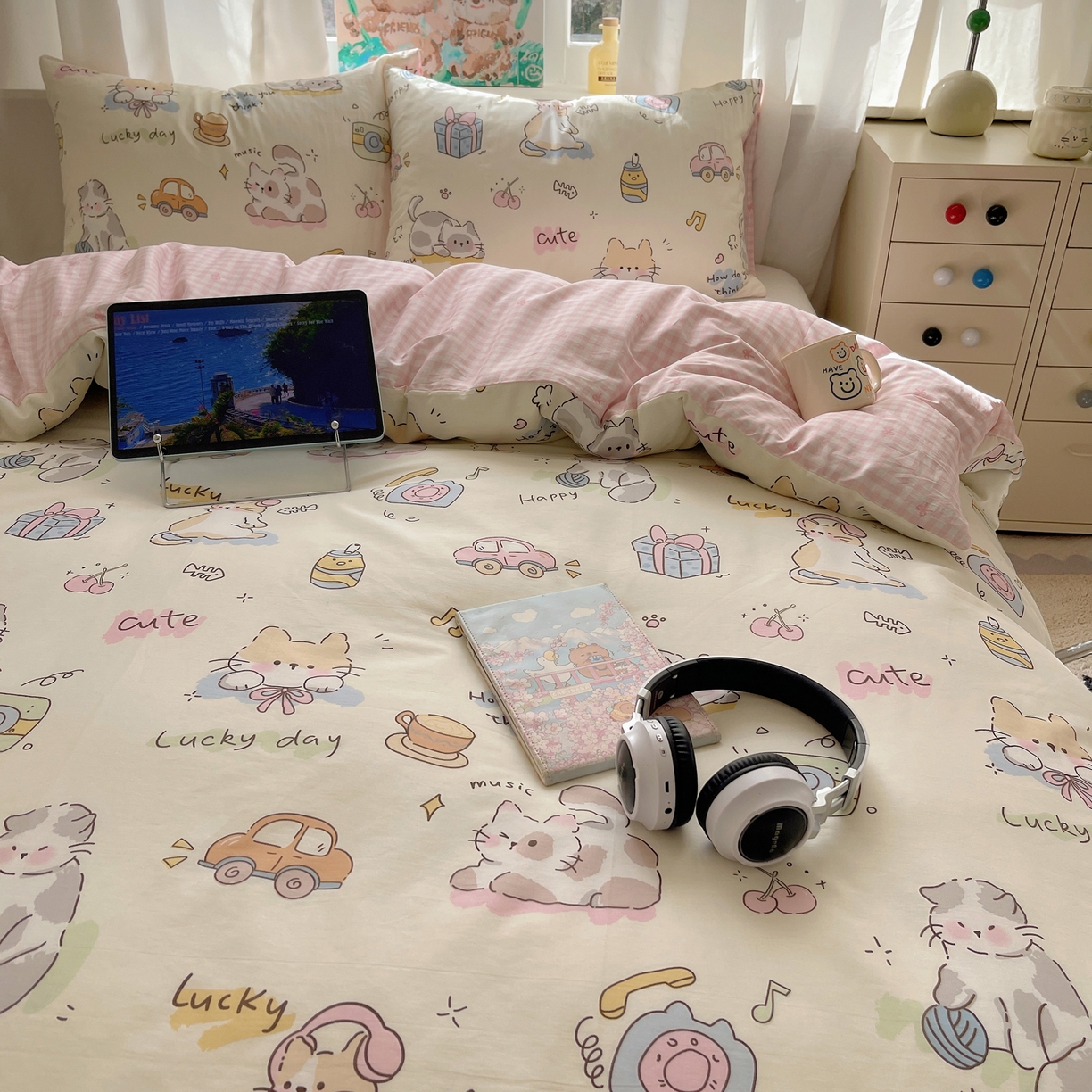 91家纺网 家纺一手货源 找家纺 六巷胡同 2026新款40支全棉13070INS卡通单品被套 猫咪聚会趴