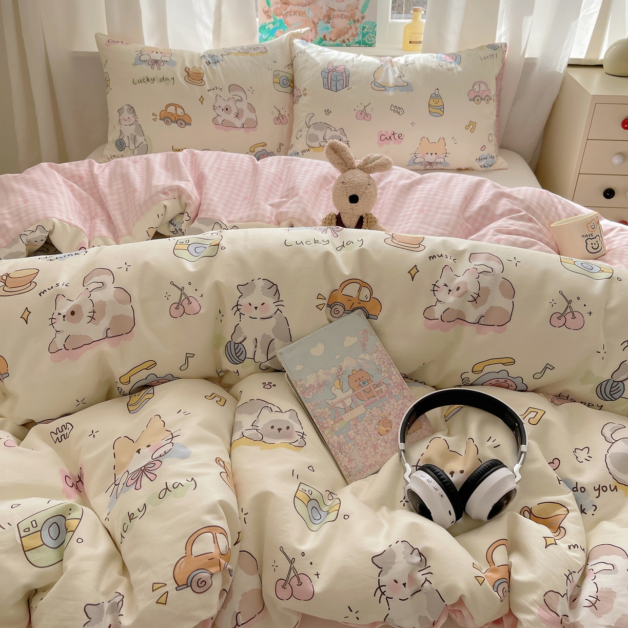 91家纺网 家纺一手货源 找家纺 六巷胡同 2026新款40支全棉13070INS卡通单品被套 猫咪聚会趴