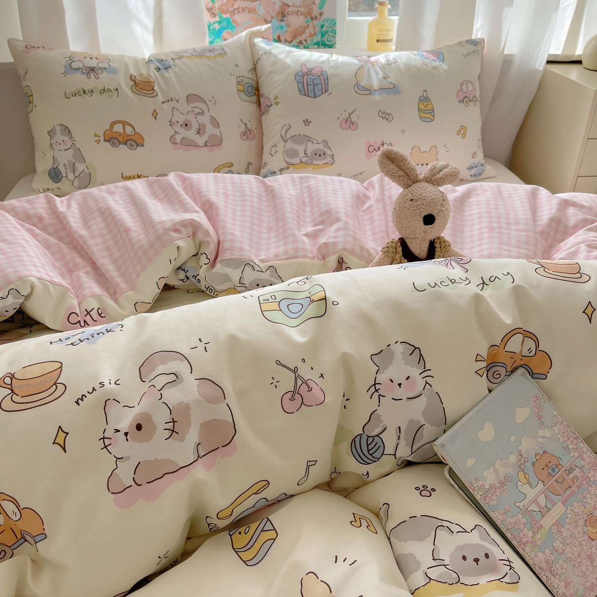 91家纺网 家纺一手货源 找家纺 六巷胡同 2026新款40支全棉13070INS卡通单品被套 猫咪聚会趴