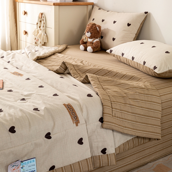 91家纺网 家纺一手货源 找家纺 红日子纺织品 2026新款全棉印花夏被夏凉被空调被 迷你爱心