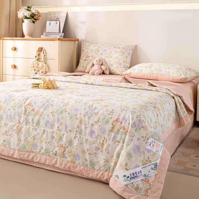 91家纺网 家纺一手货源 找家纺 红日子纺织品 2026新款全棉印花夏被夏凉被空调被 蘑菇小兔